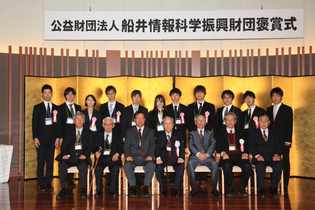 理事の方々と平成26年度Funai Overseas Scholarship授与者の皆様 イメージ
